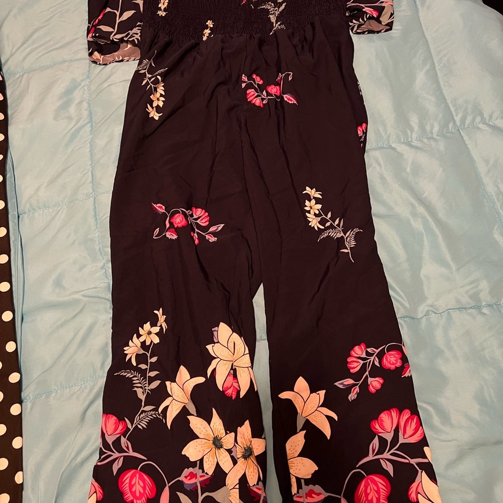 Beautiful flower navy jumpsuit has splits on the bottom legs! Fun and classy❤️